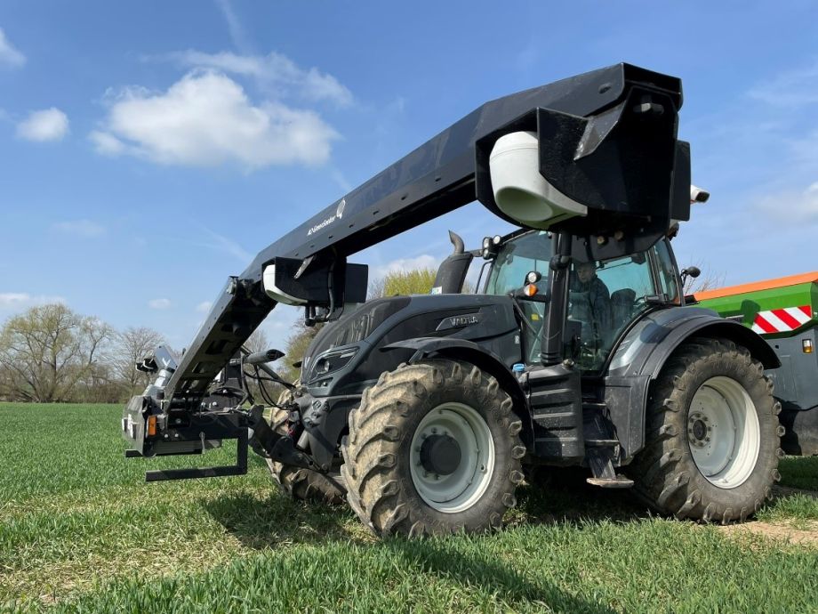 Traktor auf Wiese