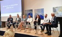 Talkrunde mit 7 Personen im Halbkreis