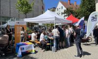 Blick auf die Stände des sadtLABORs und DiLAS beim Altstadtfrühling 2025