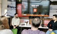 Eine Gruppe von Menschen sitzt im stadtLABOR Soest und schaut auf einen Bildschirm eine einer Präsentation zur SoestApp.