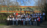 Gruppenfotos im Schulgarten des Archigymnasiums bei der Verleihung der Archi Awards 2025