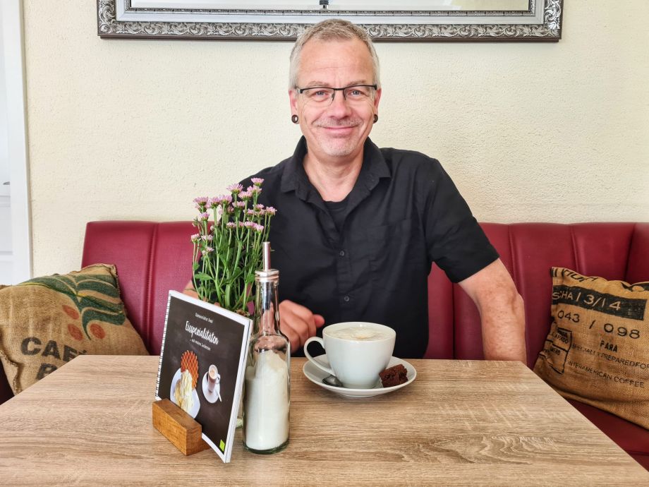 Foto von Torsten Ritzki an einem Tisch im Café