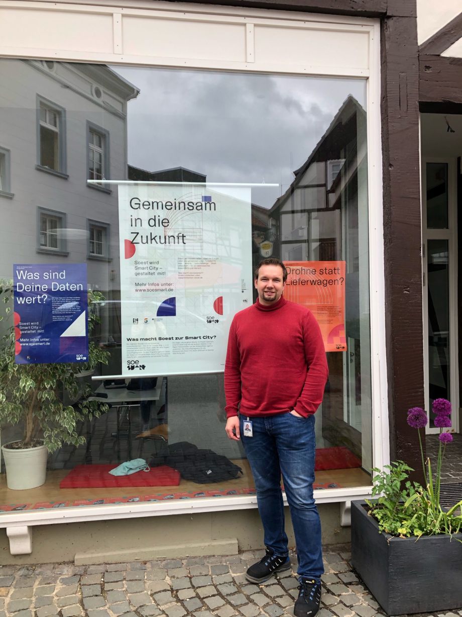 Porträtfoto von Thorsten Möllmann, der draußen vor dem stadtLABOR steht.