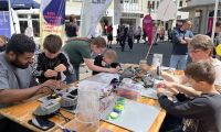 Kinder beim Basteln von kleinen Bürstenrobotern beim Soester Altstadtfrühling 2025