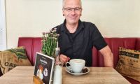 Foto von Torsten Ritzki an einem Tisch im Café