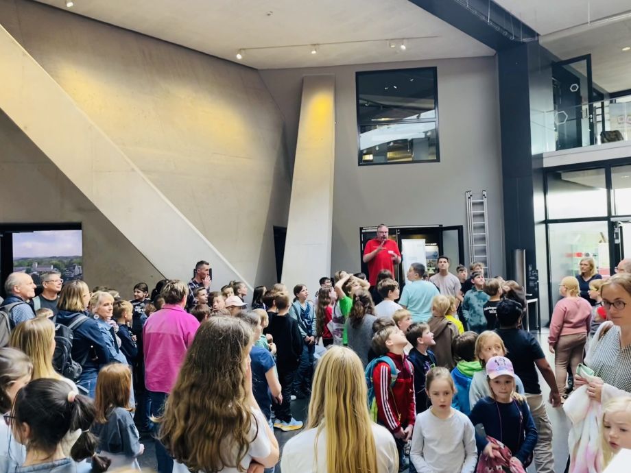 Kinder beim Ausflug in der Phänomenta Lüdenscheid