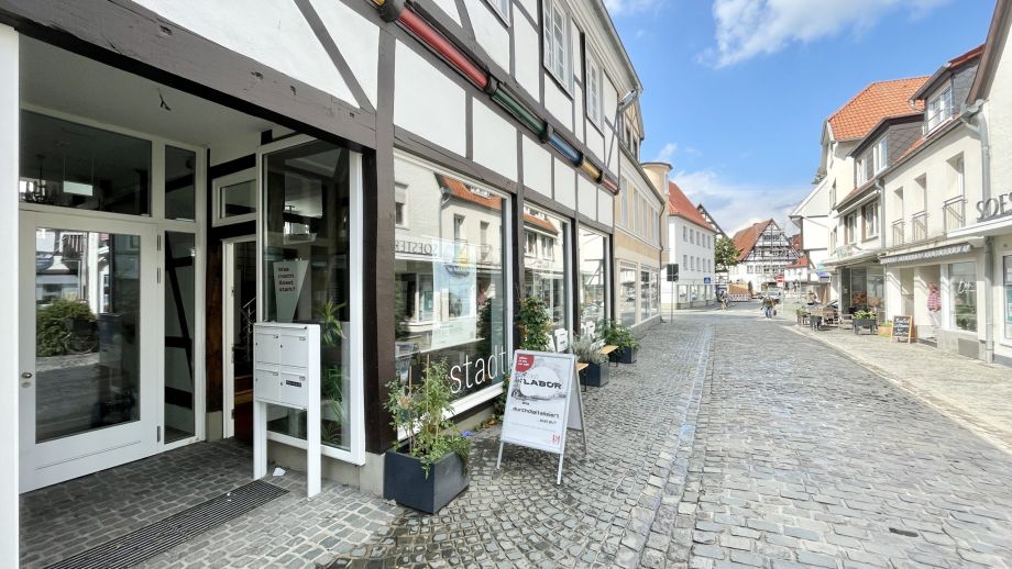 Das stadtLABOR von außen, die Sonne scheint.