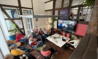 Eine Gruppe von Menschen sitzend im stadtLABOR, aus der Vogelperspektive fotografiert
