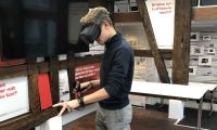 Mann mit VR-Brille