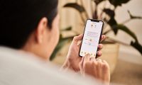 Person mit Smartphone in der Hand