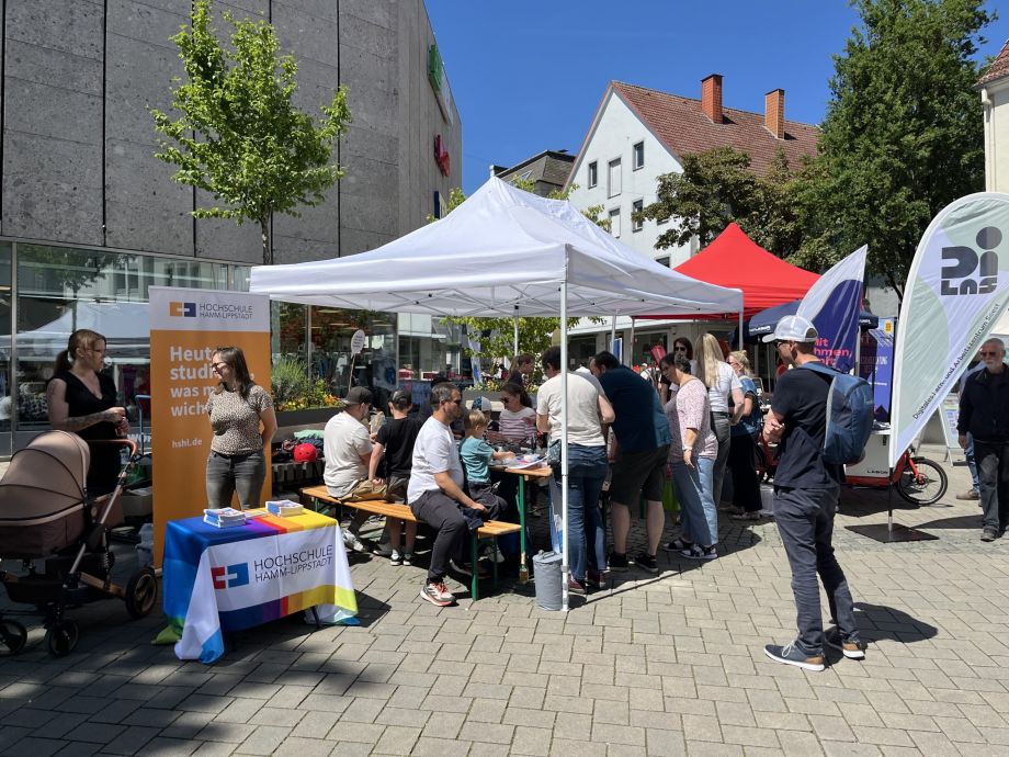 Blick auf die Stände des sadtLABORs und DiLAS beim Altstadtfrühling 2025
