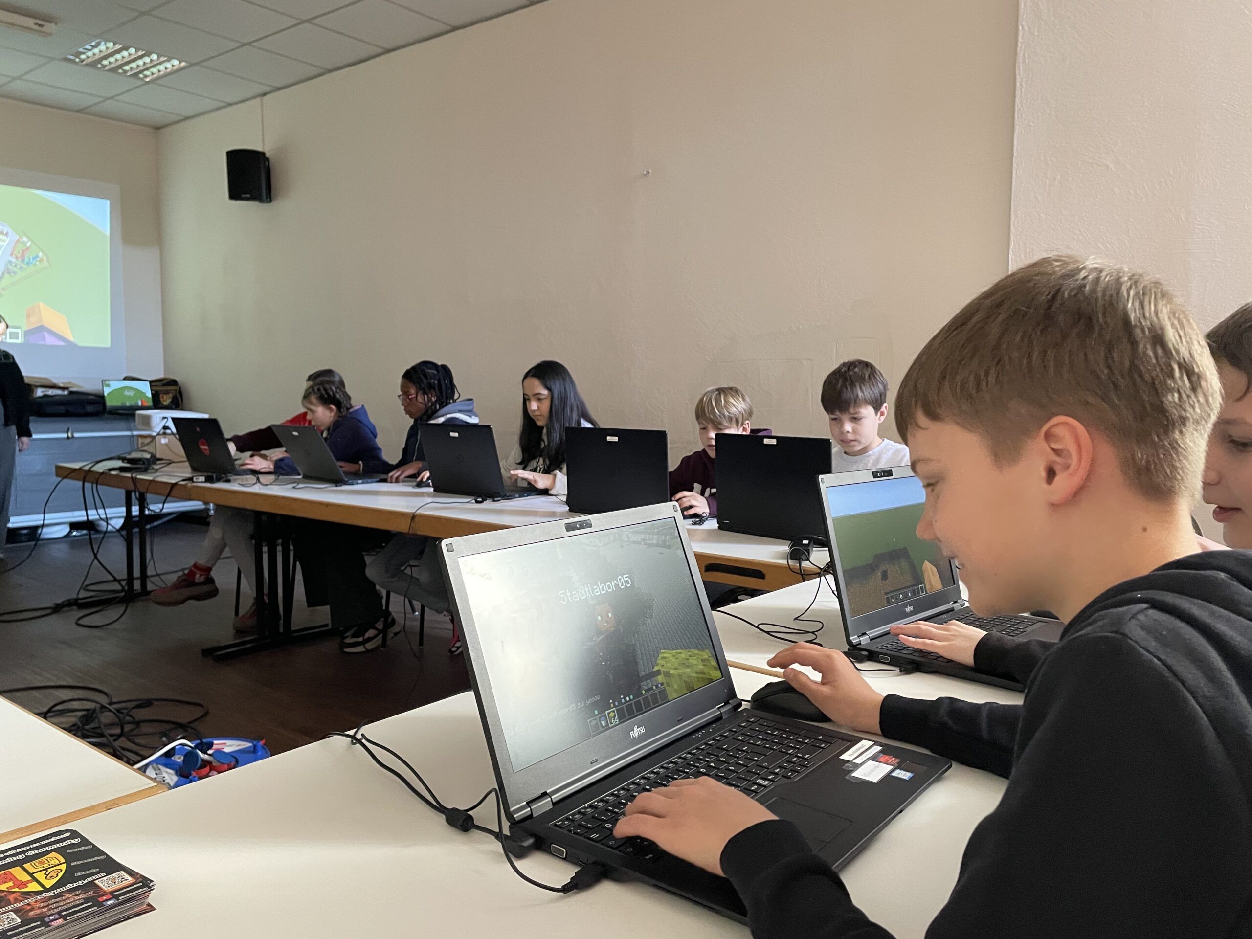 Junge spielt Minecraft am Laptop