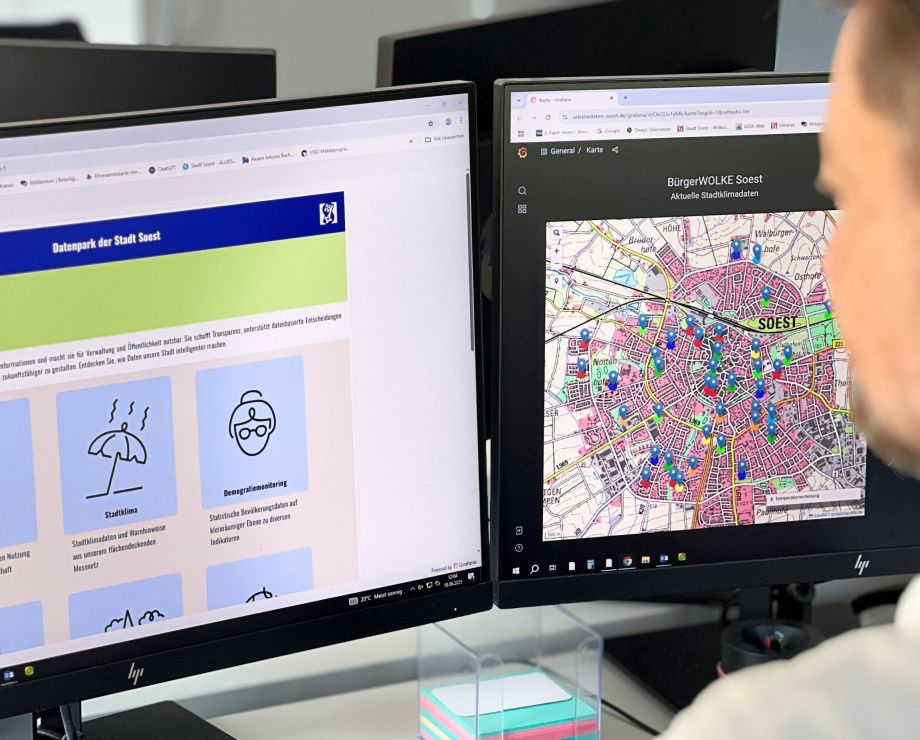 Blick über eine Schulter auf einen Bildschirm wo die Datenplattform zu sehen ist.