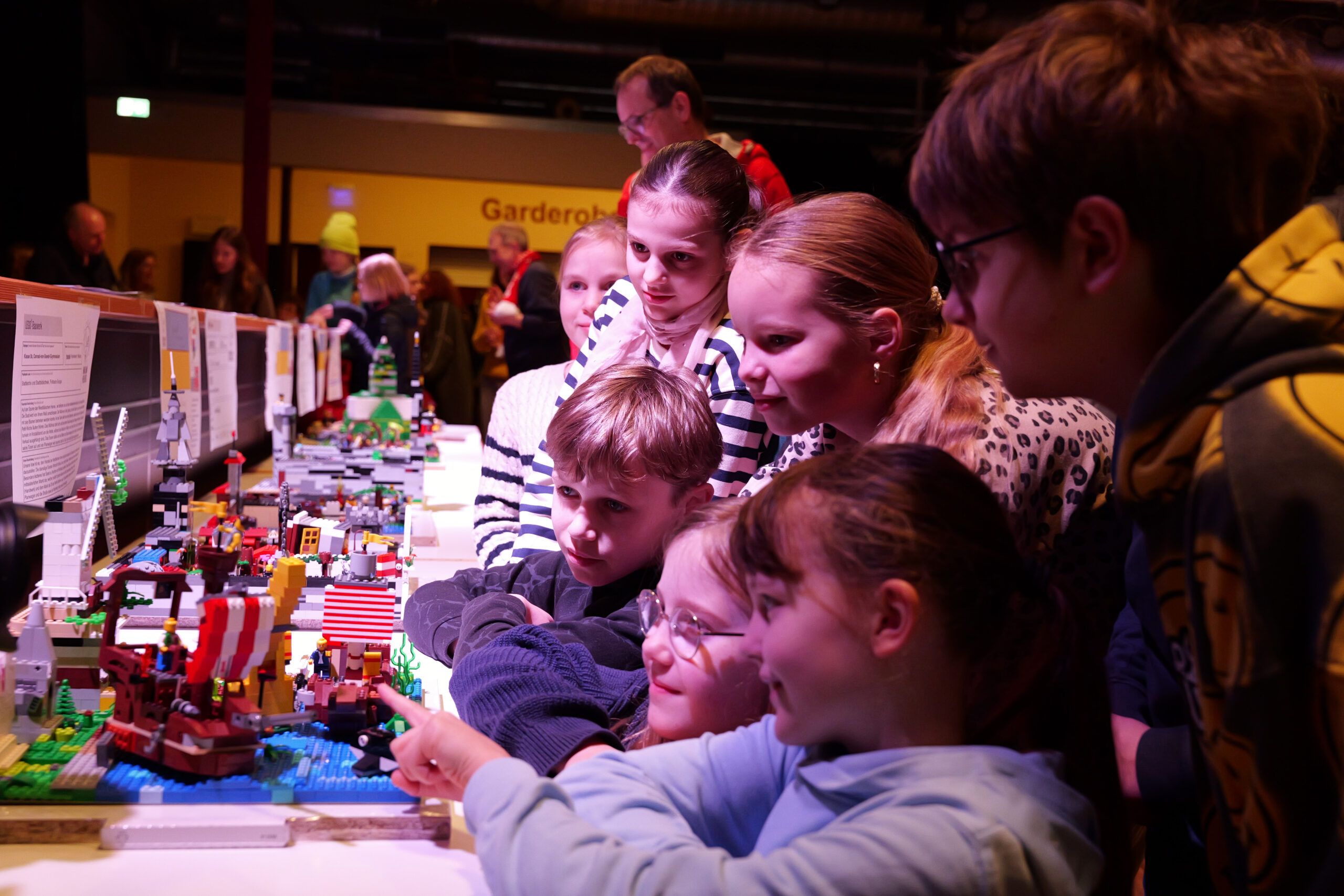 Kinder schauen sich LEGO-Bauten an