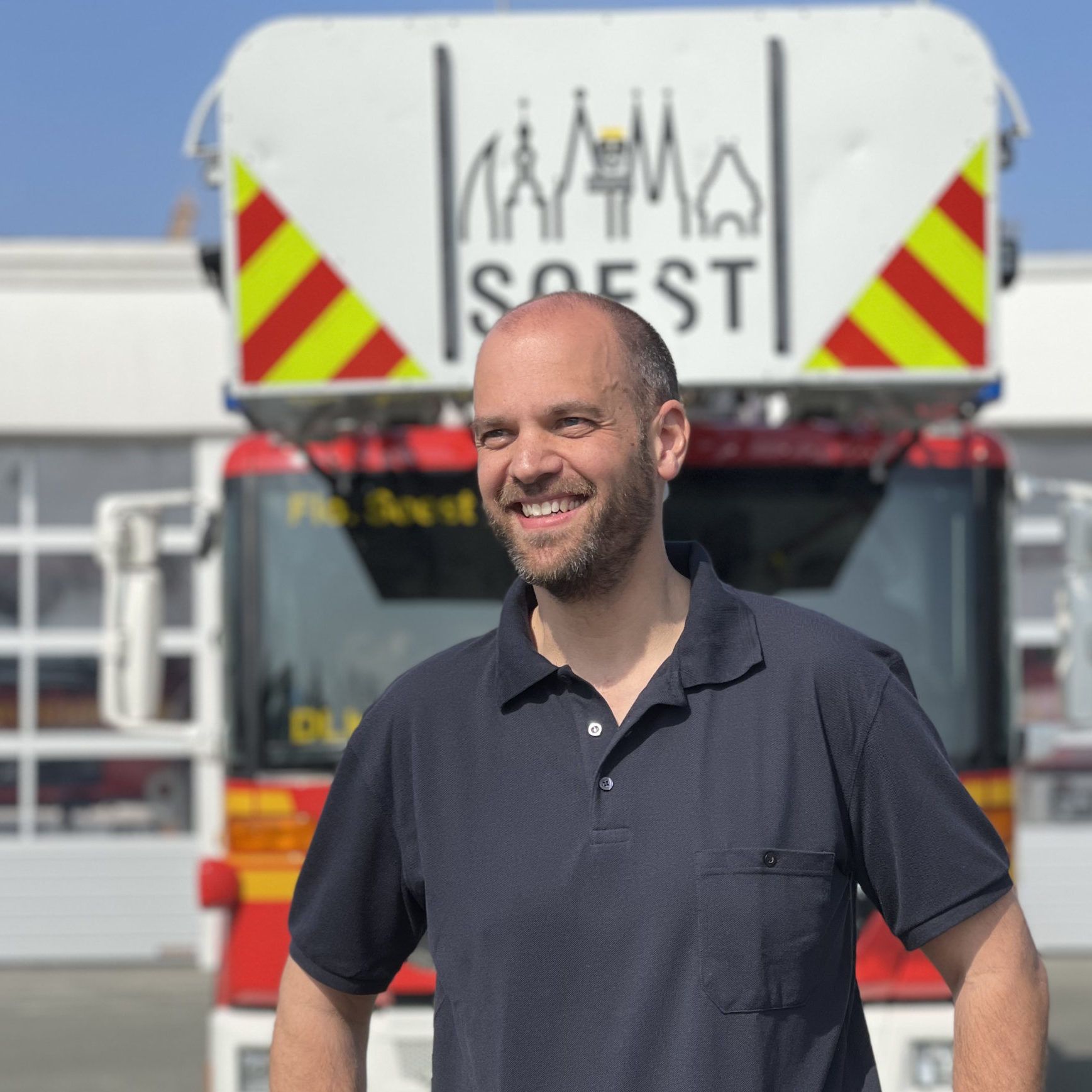 Foto von Christoph Blume vor einem Feuerwehrauto