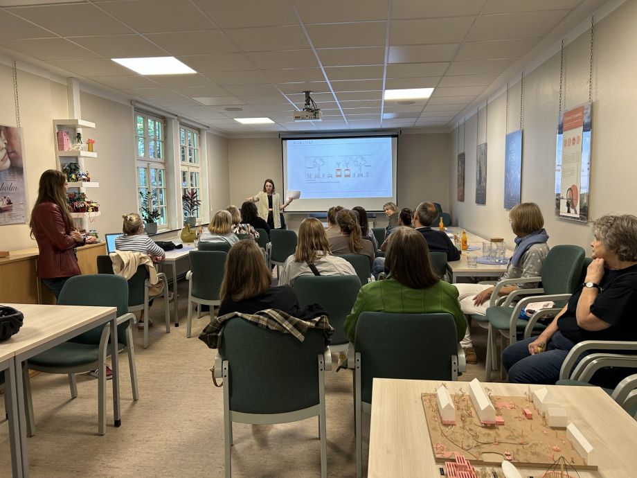 Gruppe Menschen die einem Vortrag zuhören