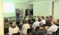 Eine Gruppen von Menschen sitzt beim 1. Klimaforum zusammen und blickt auf ein Whiteboard mit verschiedenen Ideenkarten zur Klimakrisenbewältigung in Soest.