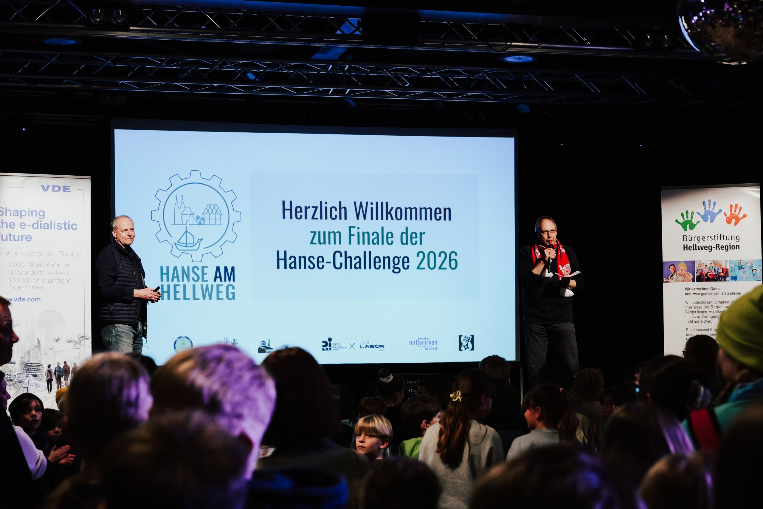 Moderationsteam auf der Bühne