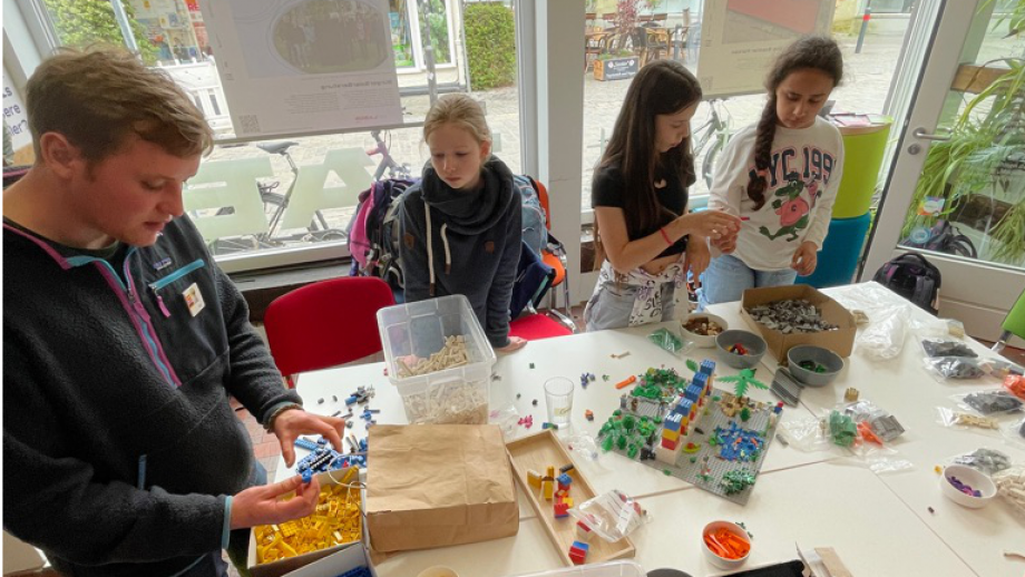 Kinder im stadtLABOR, die mit Lego bauen