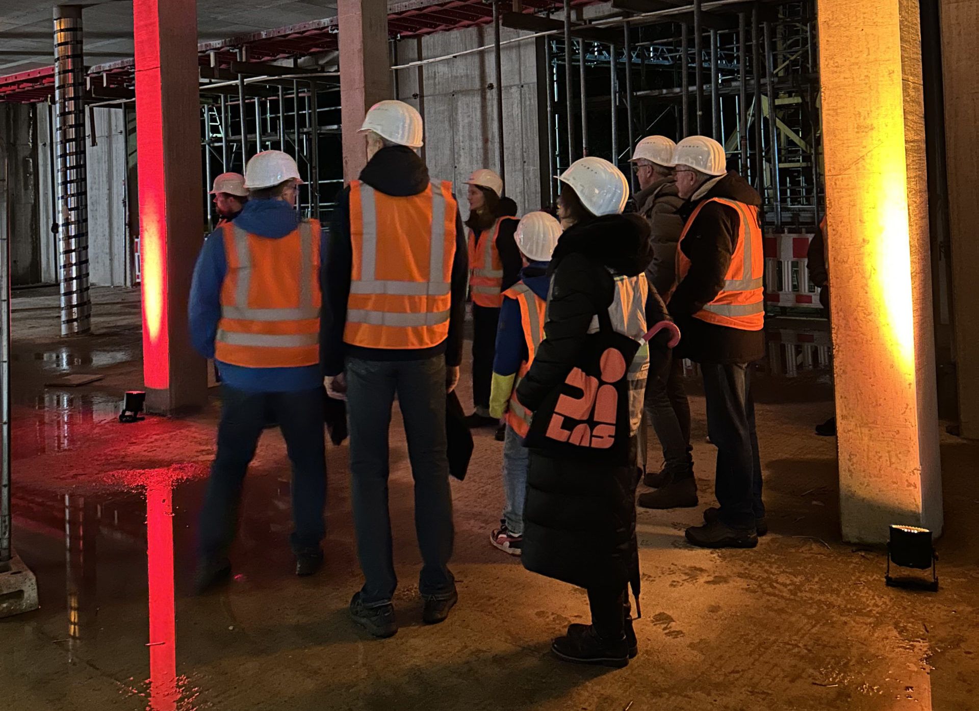 Kinder vor einem Greenscreen hinter einer Kamera