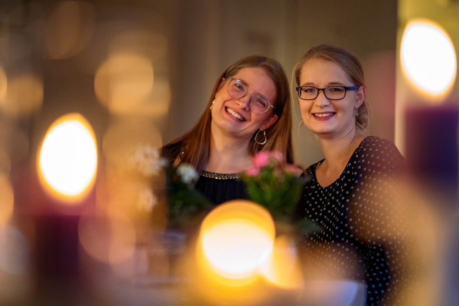 Porträtfoto von Petra Schäfer und Chantal Schrebe vom Glücksbüro in Soest in kerzenbeschienen Ambiente.