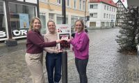Isabell Vandycke, Sophie Lindenstruth und Anke Ortgiese vorm stadtLABOR am "Liebesbriefkasten".