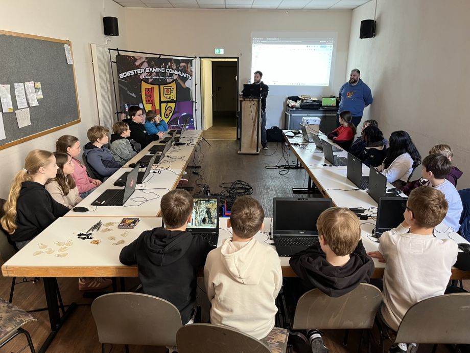 Gruppe Kinder, die an Laptops Minecraft spielen