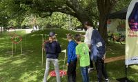 Kinder im Soester Stadtpark die eine Minidrohne durch einen Parcours fliegen lassen.