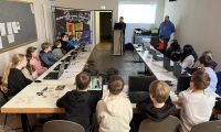 Gruppe Kinder, die an Laptops Minecraft spielen