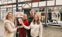 Team vom stadtLABOR, WMS, Stadt Soest und Schönes Soest stehen vor dem stadtLABOR und werfen einen Brief in den Liebesbriefkasten ein.