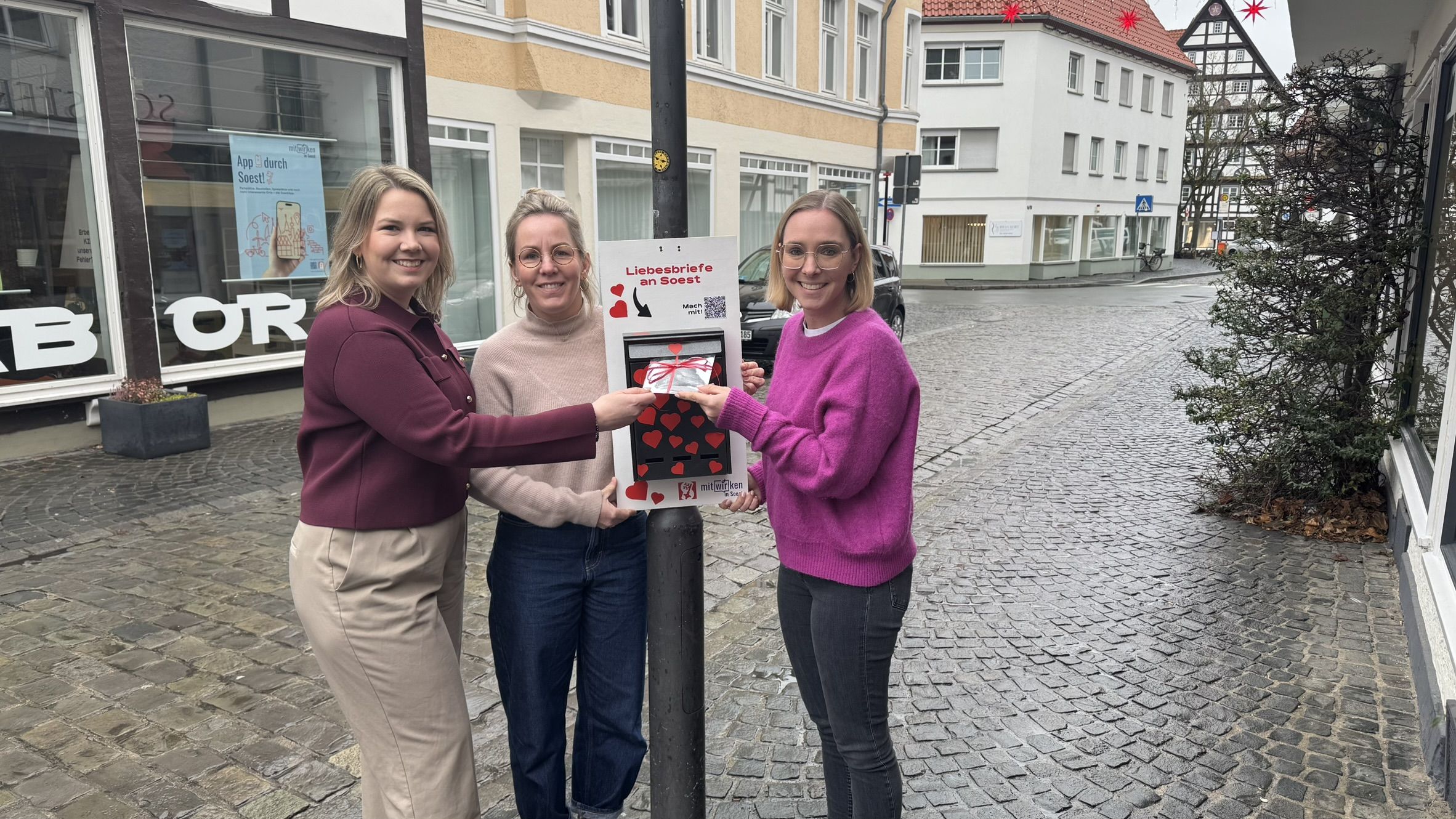Isabell Vandycke, Sophie Lindenstruth und Anke Ortgiese vorm stadtLABOR am "Liebesbriefkasten".