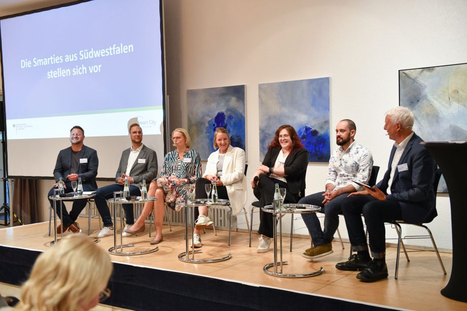 Talkrunde mit 7 Personen im Halbkreis