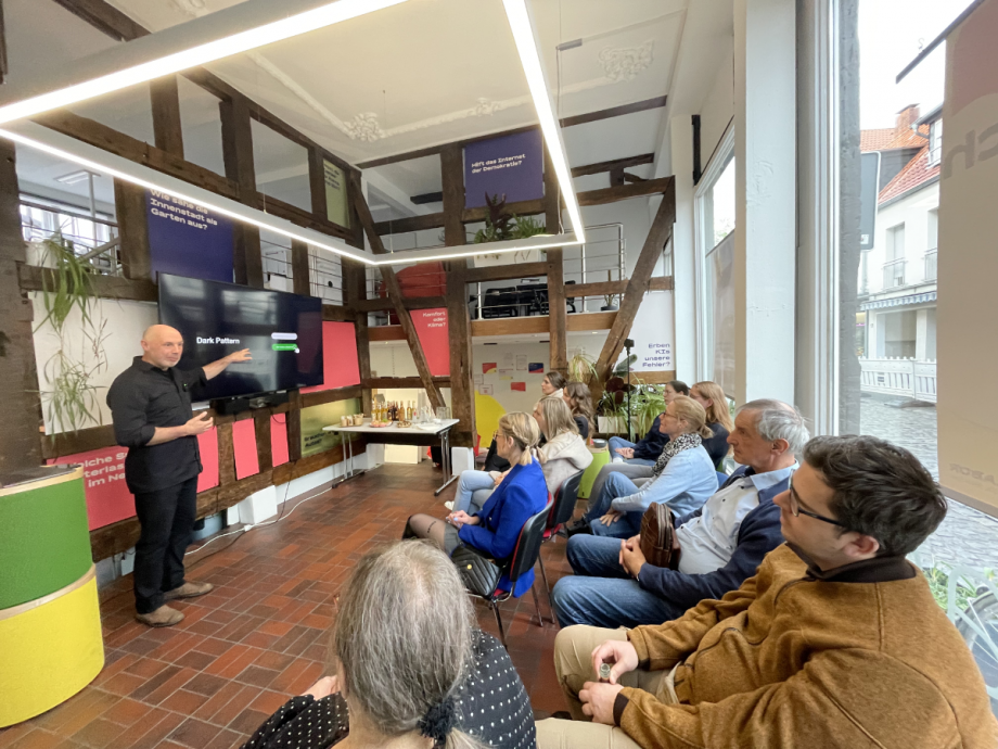 stadtLABOR-Raum während einer Veranstaltung mit 10 Gästen und einem Referenten