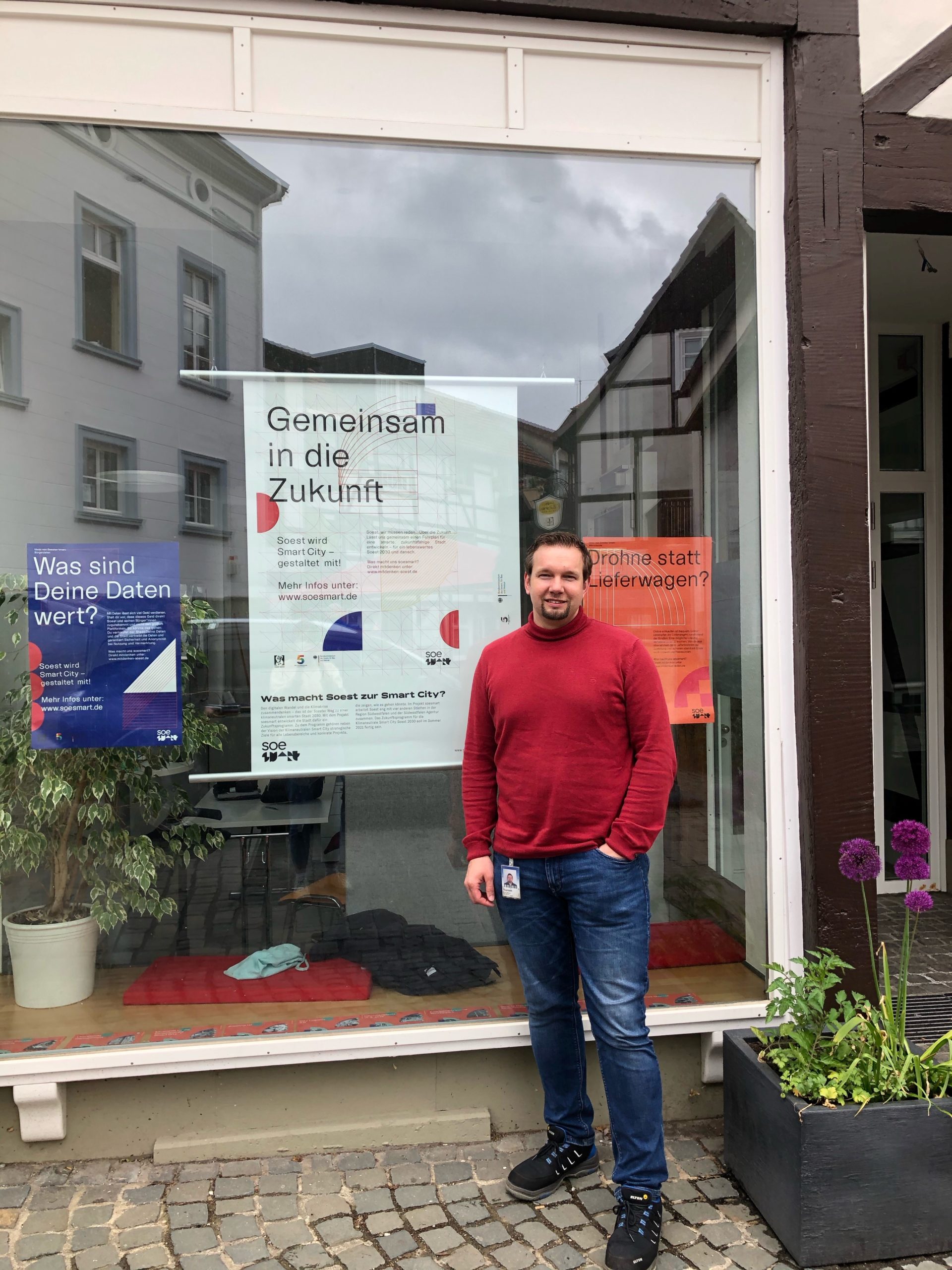 Portätfoto von Thorsten Möllmann, draußen stehend vor dem stadtLABOR Soest