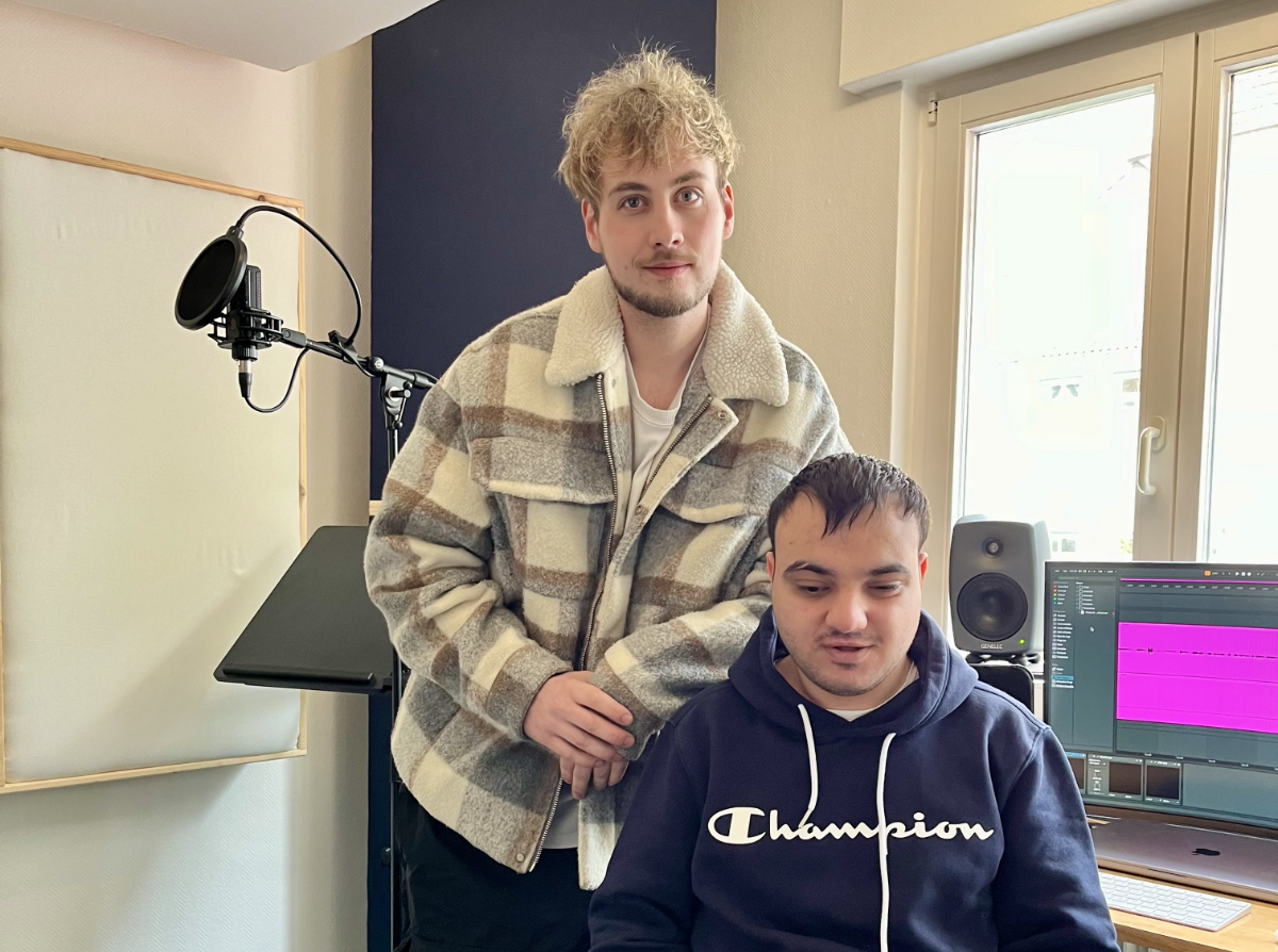 Foto von Praktikant Goran Jouma und Sebastian Gröne im Podcaststudio