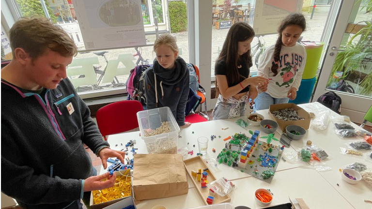 Kinder im stadtLABOR, die mit Lego bauen