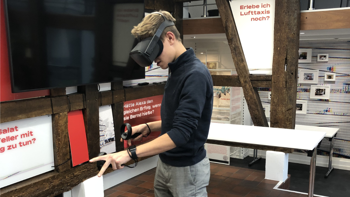 Mann mit VR-Brille