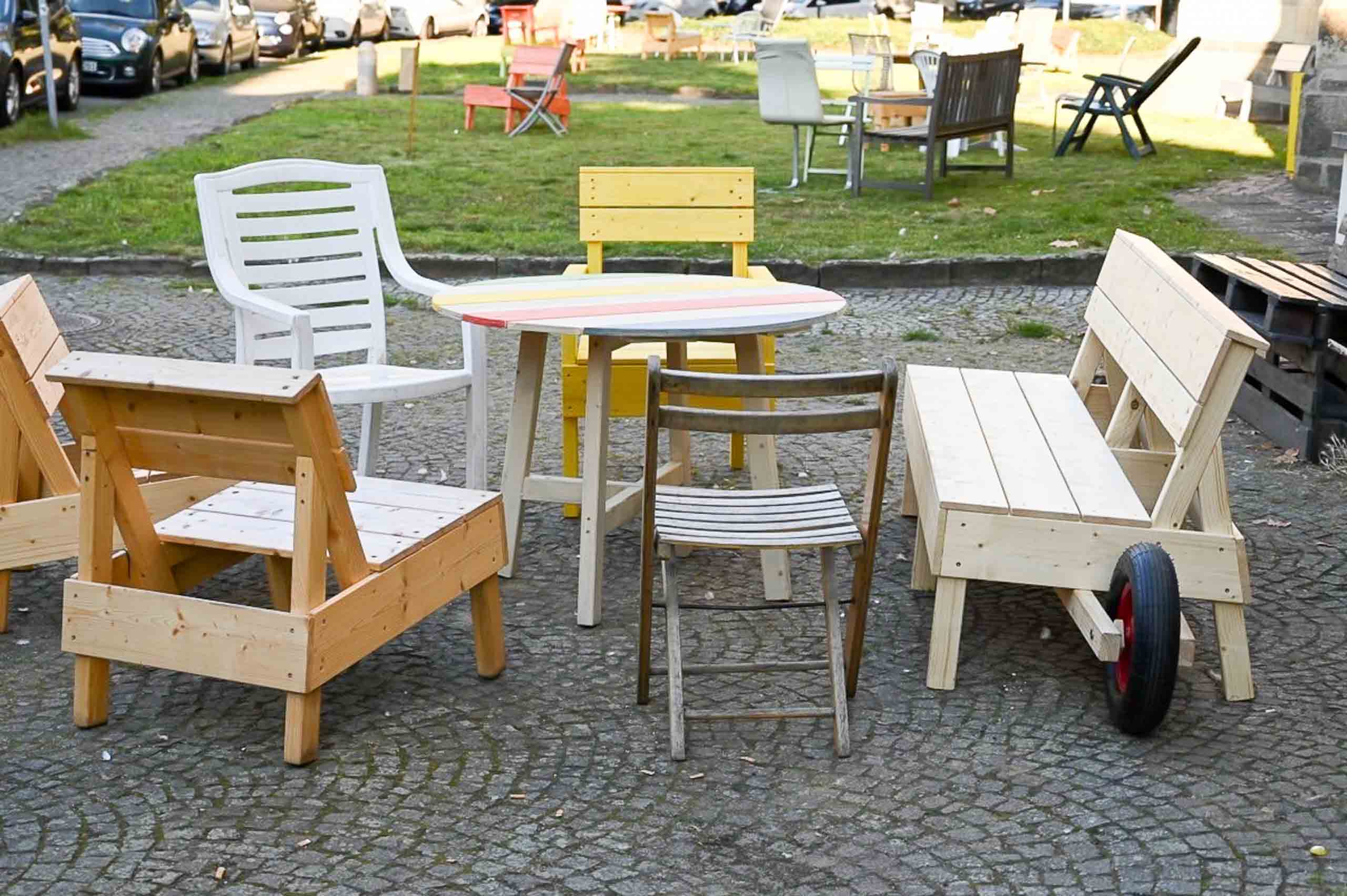 Tisch mit Holzstühlen und Sitzbank