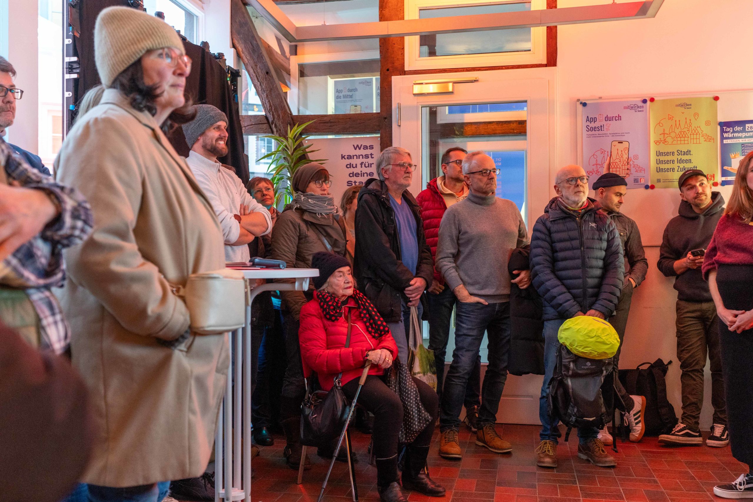 Menschen im stadtLABOR beim Geburtstag