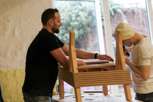 Zwei Männer beim Möbelbau