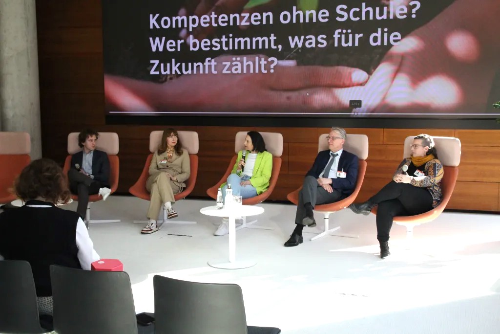 Podiumsdiskussion mit fünf Personen auf der Bühne