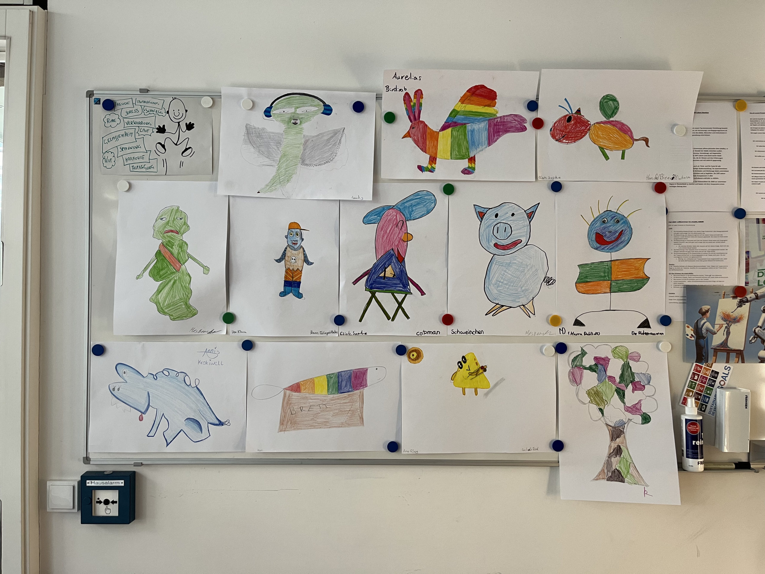Verschiedene bunt gemalte Bilder von Figuren