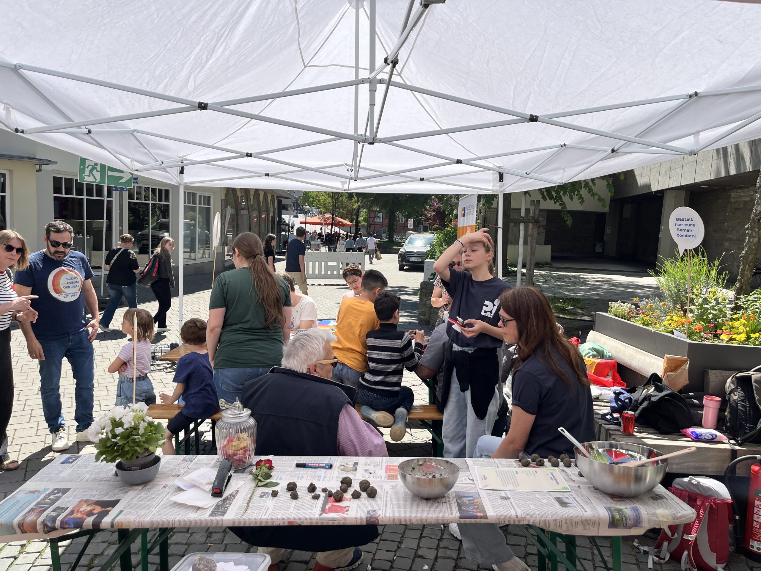 Samenbomben basteln beim Soester Altstadtfrühling 2025
