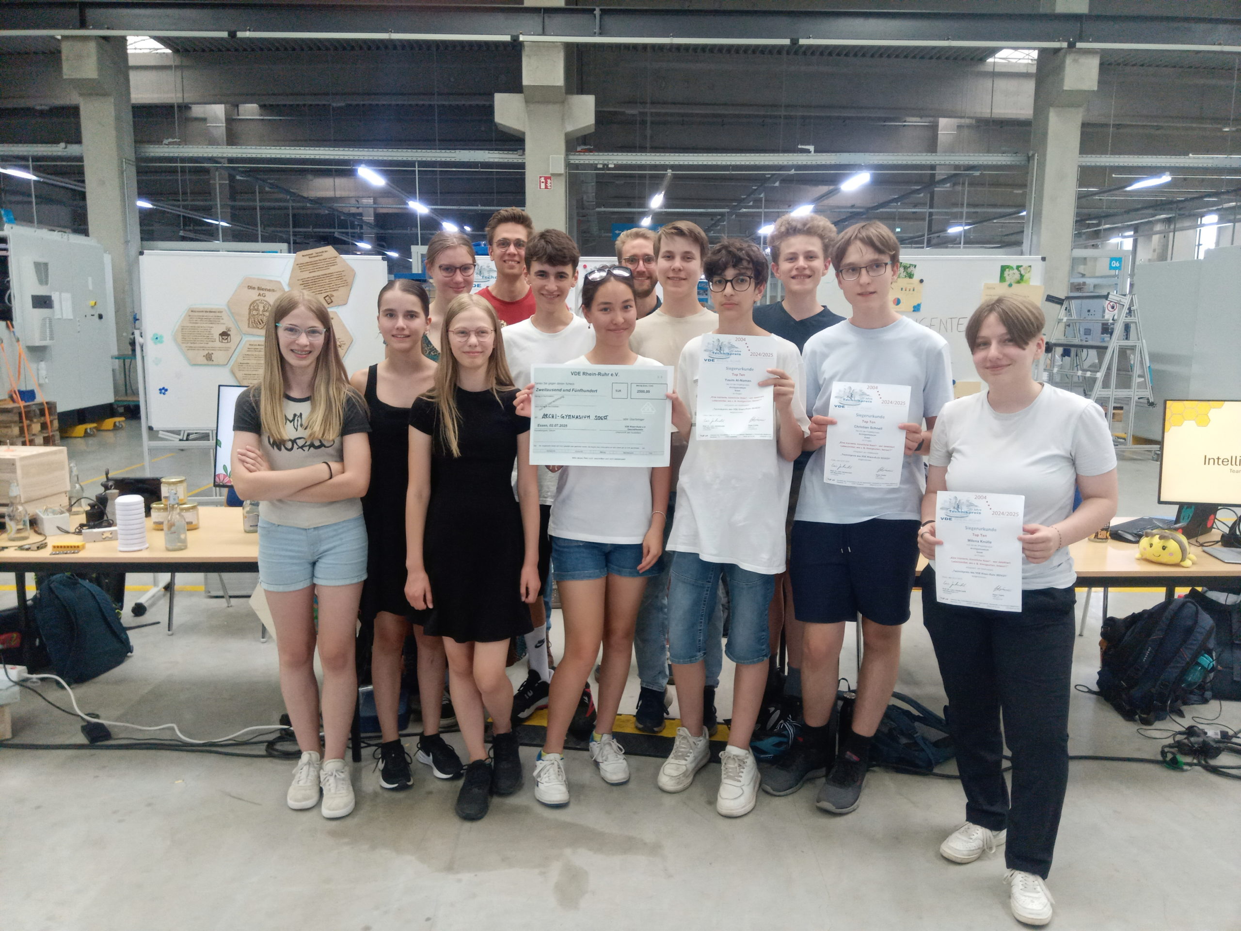 Gruppenfoto der Schülergruppe des Archigymnasiums Soest in Beckum beim VDE-Technikpreis 2025