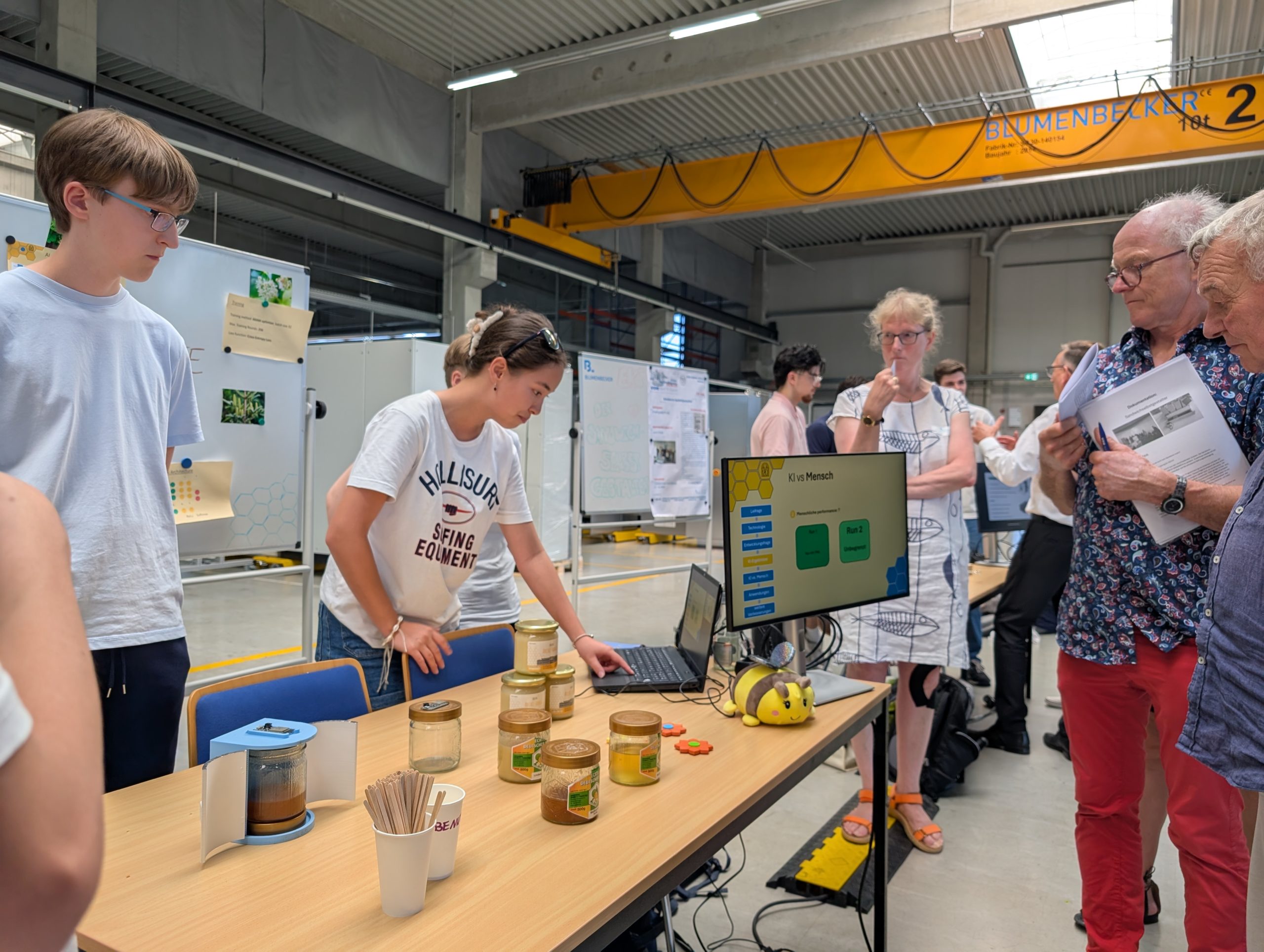 Die Jurymitglieder ließen sich die technischen Feinheiten der KI-Nase zur Honigsortenerkennung genau erläutern – und bedachten das Projekt mit dem ersten Platz. 