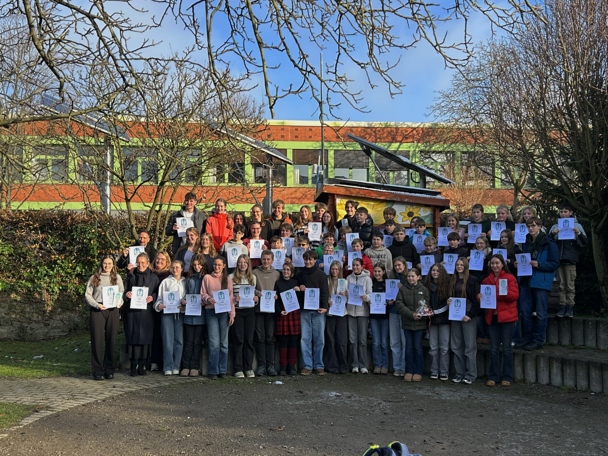 Gruppenfotos im Schulgarten des Archigymnasiums bei der Verleihung der Archi Awards 2025