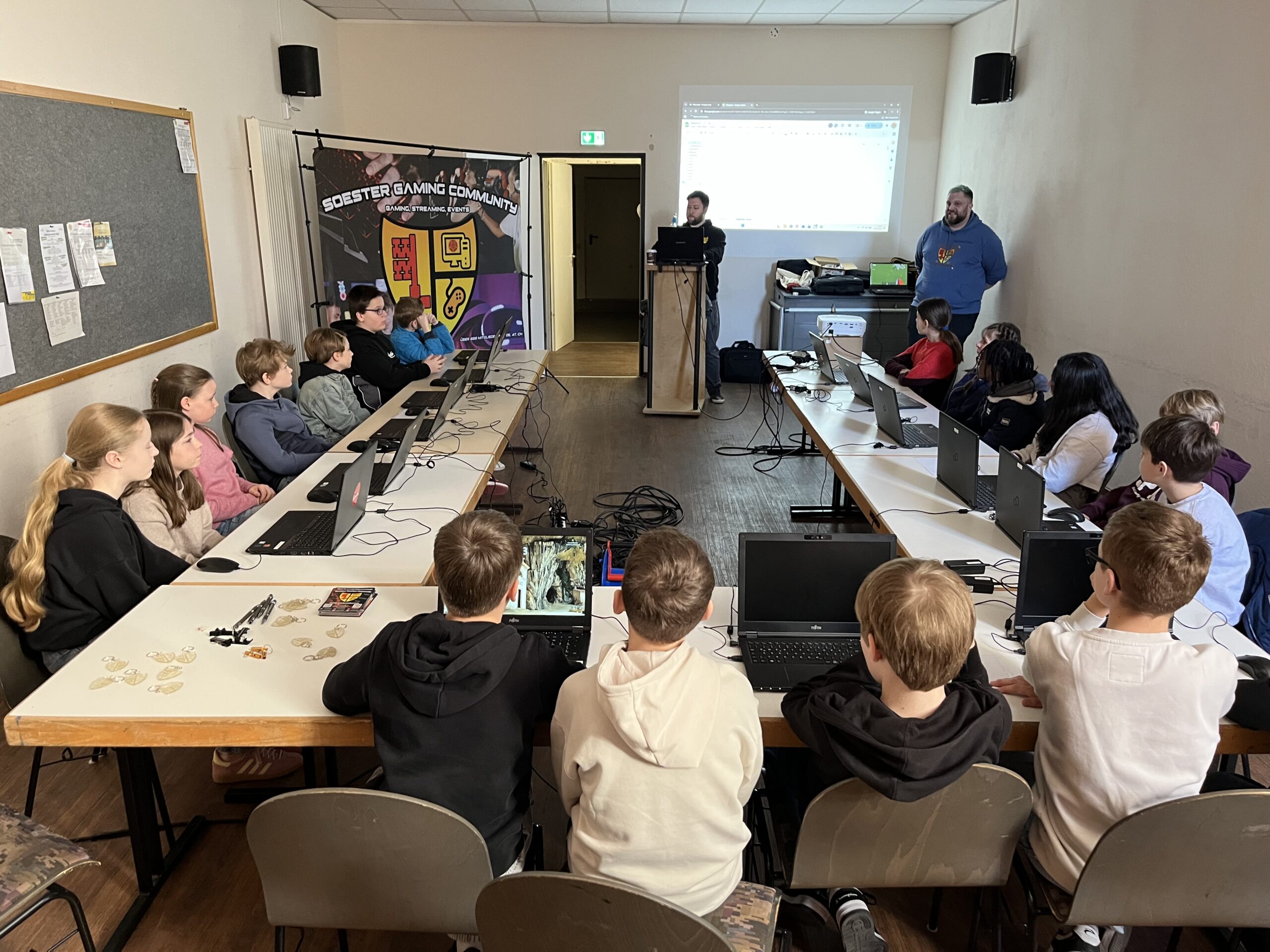 Gruppe Kinder, die an Laptops Minecraft spielen