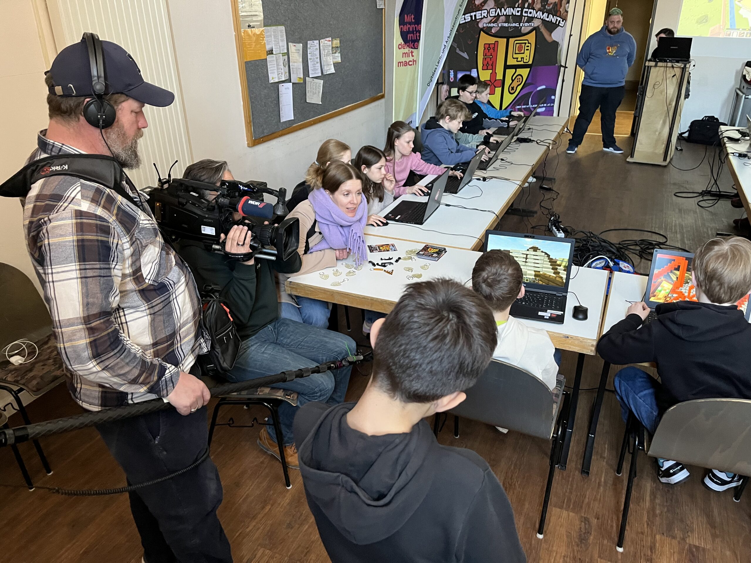 Filmteam des WDR beim Dreh über einen Minecraft-Workshop