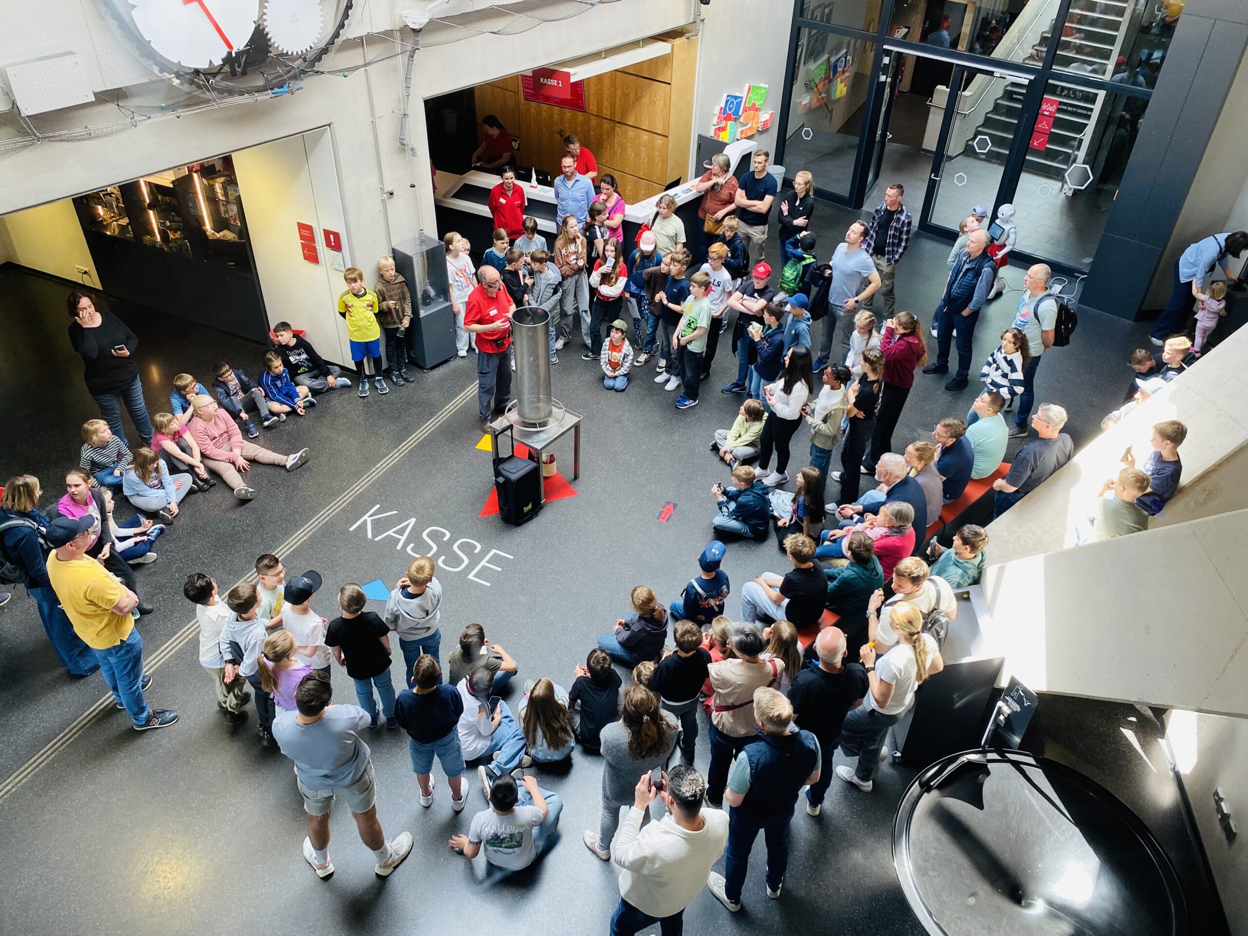 Kinder beim Ausflug in der Phänomenta Lüdenscheid
