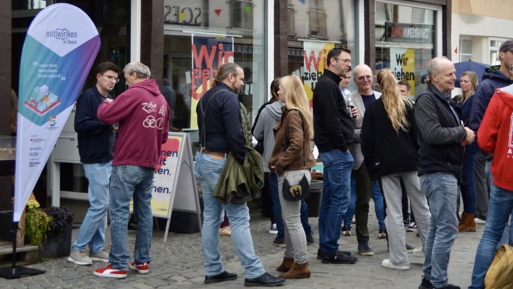Menschen vorm stadtLABOR Soest